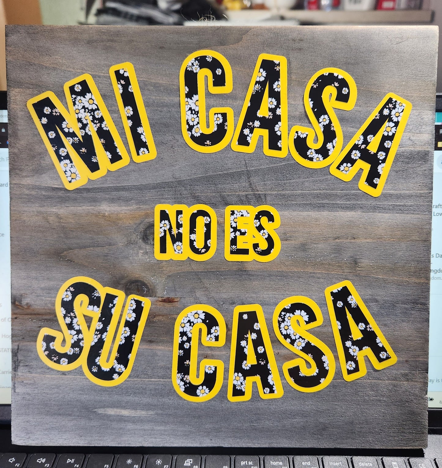 Mi Casa No Es Su Casa Sign (Daisies)